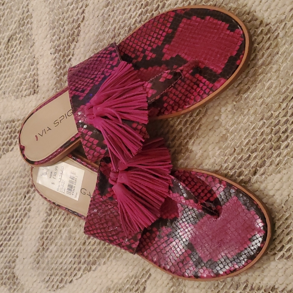 NWT- magenta snakeskin tassel thongs sandal